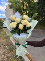 7 Белых роз с эвкалиптом 3